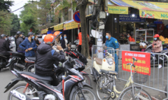 Lắp barie chặn dòng người đổ xô đi lễ Phủ Tây Hồ ngày rằm tháng Giêng