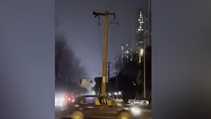 Video: Cãi nhau với bạn, nam thanh niên trèo cột điện để xả giận