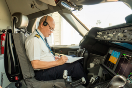 Người phi công dành trọn cuộc đời cống hiến cho những chuyến bay