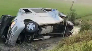 Xe tải tông xe 16 chỗ, 8 người thương vong