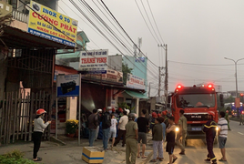 Giải cứu hai cha con mắc kẹt trong đám cháy tòa nhà 3 tầng ở Quảng Ngãi