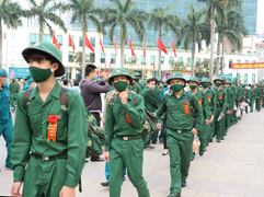 Cán bộ y tế ở Huế lên đường nhập ngũ