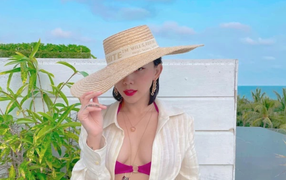 Tóc Tiên khoe body đồng hồ cát nóng bỏng mắt