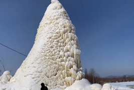 Ngoạn mục nước phun từ đáy giếng, tạo tháp băng cao 10m