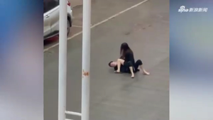 Video: Cô gái dùng điện thoại đánh liên tiếp vào mặt bạn trai ngay giữa phố