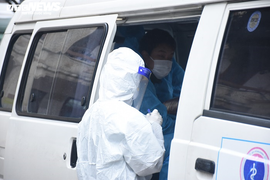 Ảnh: Di dời bệnh nhân COVID-19, chuẩn bị giải thể BV Dã chiến số 1 Hải Dương