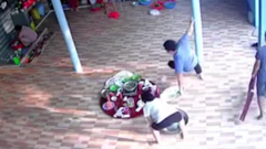 Clip: Mâm cơm 'ma ám' khiến hai người đàn ông ngã nhào