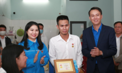 Tặng huy hiệu Tuổi trẻ dũng cảm cho người hùng cứu bé gái rơi từ tầng 13 