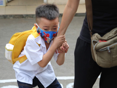 Con quấy khóc không chịu tới trường sau kỳ nghỉ dài, cha mẹ nên làm gì?