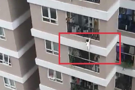 Bé gái hơn 2 tuổi rơi từ tầng 13 khi bố mẹ bận tiễn khách