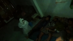 Clip: Thanh niên giả ma hù đám bạn đang ngủ