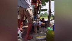 Clip: Người đàn ông ngã ngửa khi chúc rượu
