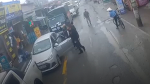 Video: Tài xế xe bán tải hùng hổ chặn đầu, dùng gậy đập vỡ kính ô tô con