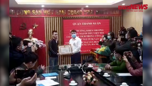 Video: Quận Thanh Xuân khen thưởng người cứu bé gái 2 tuổi rơi từ tầng 13 