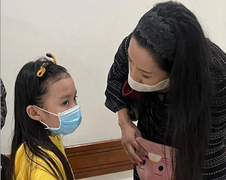 Con gái học lớp 1 của Thương Tín đến bệnh viện thăm cha