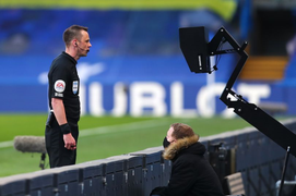 Cựu trọng tài số 1 nước Anh: Không hiểu sao Man Utd mất phạt đền