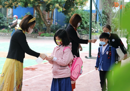 Video: Học sinh Hà Nội háo hức trở lại trường 