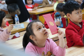 Học sinh Hà Nội hào hứng nhận lì xì ở buổi học đầu tiên sau nghỉ Tết
