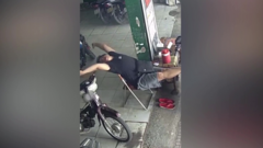 Clip: Vươn vai quá đà, chàng mập ngã lộn cổ 