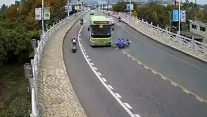 Video: Xe máy trượt dài, lao vào đầu xe buýt ngược chiều