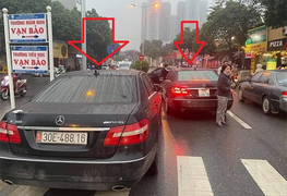 Tạm giữ 2 xe Mercedes biển số giống hệt nhau 'chạm mặt' trên phố Hà Nội