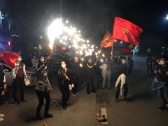 Video: Người dân Chí Linh reo hò, bắn pháo hoa mừng ngày dỡ bỏ phong toả