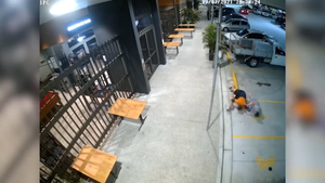 Video: Người phụ nữ quật ngã tên cướp để đòi lại túi xách