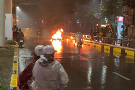 Truy tìm tài xế lái ô tô tông xe máy bốc cháy rồi bỏ chạy ở Hà Nội