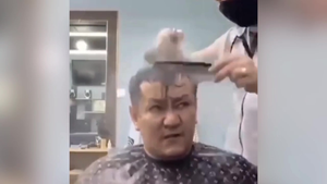 Clip: Khách tức phát khóc khi gặp phải thợ cắt tóc 'lầy'