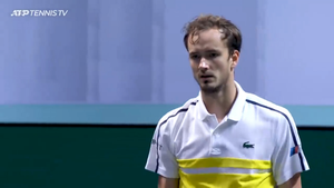 Video: Mắc lỗi kép, hạt giống số một Daniil Medvedev tức giận đập vợt 2 lần