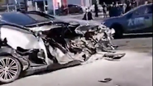 Video: Tông xe cứu hộ đỗ bên đường, xe BMW bẹp rúm 