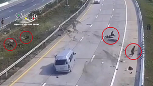 Video: Ô tô tông dải phân cách bật cửa, 7 người văng ra ngoài