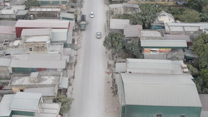 Video: Không chịu nổi cảnh sống chung với khói bụi, dân Hà Nam treo biển bán nhà