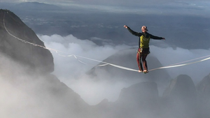 Video: Nghẹt thở xem người đàn ông đi trên dây giữa hai đỉnh núi cao chót vót