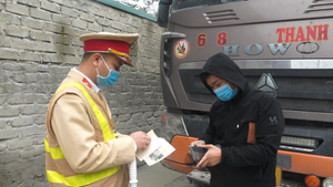 Video: CSGT xử lý xe quá khổ, quá tải gây ô nhiễm khu dân cư ở Hà Nam