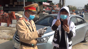 Video: Tài xế chống đối CSGT, livestream trên mạng bị phạt hơn 40 triệu đồng