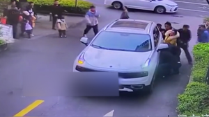 Video: Người qua đường ở Trung Quốc hợp sức nâng ô tô giải cứu cậu bé mắc kẹt