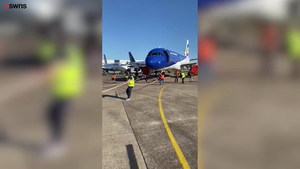 Video: Vợ chồng người Anh kéo máy bay nặng 48 tấn 