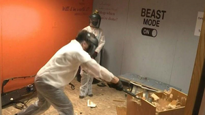 Video: Căng thẳng do COVID-19, người Mỹ đập phá trong căn phòng thịnh nộ