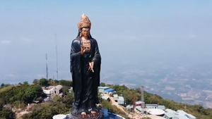 Video: Chiêm ngưỡng tượng Phật Bà bằng đồng cao nhất châu Á trên đỉnh núi Bà Đen