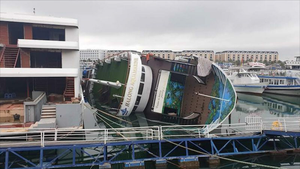 Video: Hiện trường du thuyền 5 sao bị lật khi neo đậu ở cảng Tuần Châu