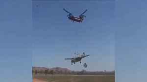 Video: Siêu trực thăng của Mỹ nhẹ nhàng kéo máy bay lớn lên không trung