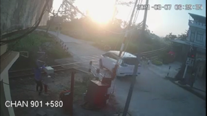 Tàu hỏa tông ô tô, 3 người thương vong: Nhân viên chưa hạ gác chắn