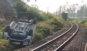 Ô tô vượt gác chắn tàu hỏa, 3 người trong gia đình thương vong