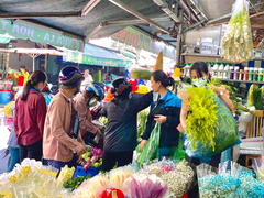 Chợ hoa lớn nhất TP.HCM đông nghịt khách trước ngày 8/3