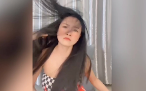 Cô gái 'hung dữ' chứng minh tóc mình là tóc thật 