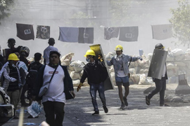 Chính biến Myanmar: Một quan chức thiệt mạng, cảnh sát bị tố dùng bạo lực