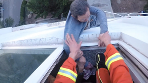 Video: Nghẹt thở màn giải cứu người đàn ông treo mình ngoài cửa sổ 