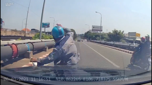 Video: Dừng xe nhặt tiền rơi, người đàn ông bị Mercedes tông trúng