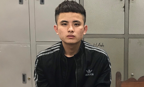 Đâm bạn gái trọng thương rồi lấy điện thoại bỏ đi